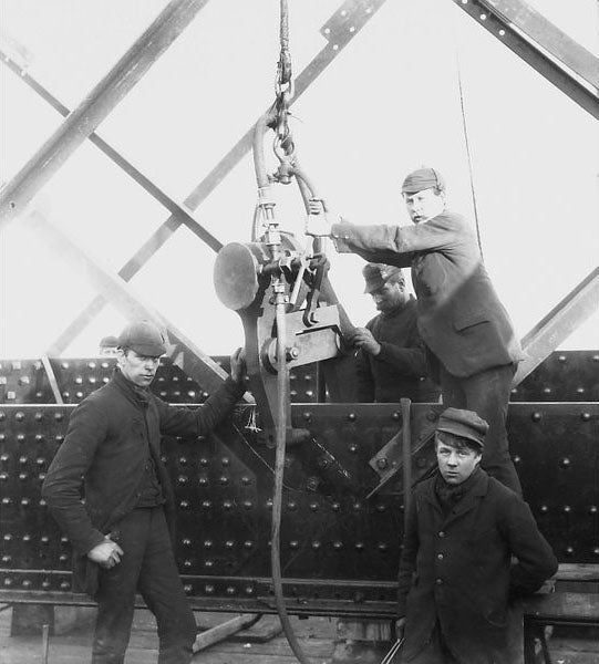 William Arrol’s hydraulic riveter, in use on the Forth Bridge, photograph, ca. 1887, ICE Museum – Scotland, Edinburgh (ice-museum-scotland.hw.ac.uk)