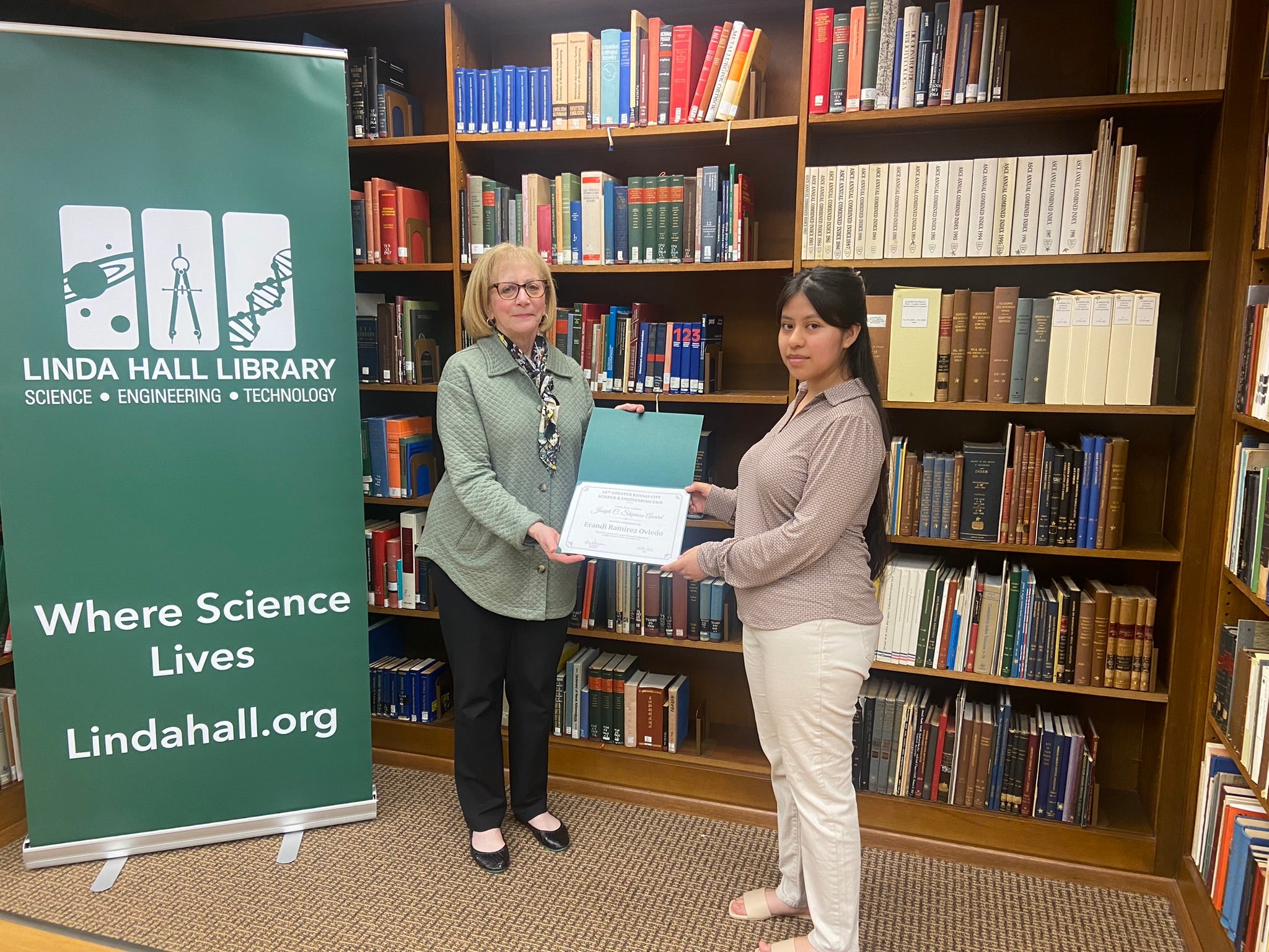 Linda Hall Library President Lisa Browar with 2023 James C. Shipman award recipient Erandi Ramirez 