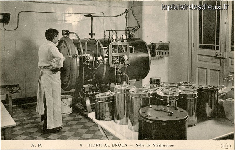 Sterilization room, Hôpital Broca, Paris, photograph, early 20th century (leplaisirdesdieux.fr)