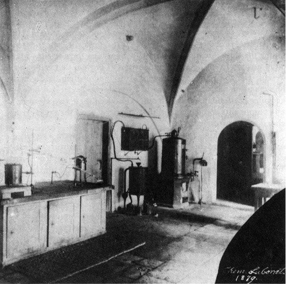 The biochemistry lab of Felix Hoppe-Seyler in Schloss Hohentübingen, University of Tübingen, where Friedrich Miescher discovered nuclein in 1869, photograph, 1879. University of Tübingen Library, via Cold Spring Harbor Laboratory (dnalc.cshl.edu)