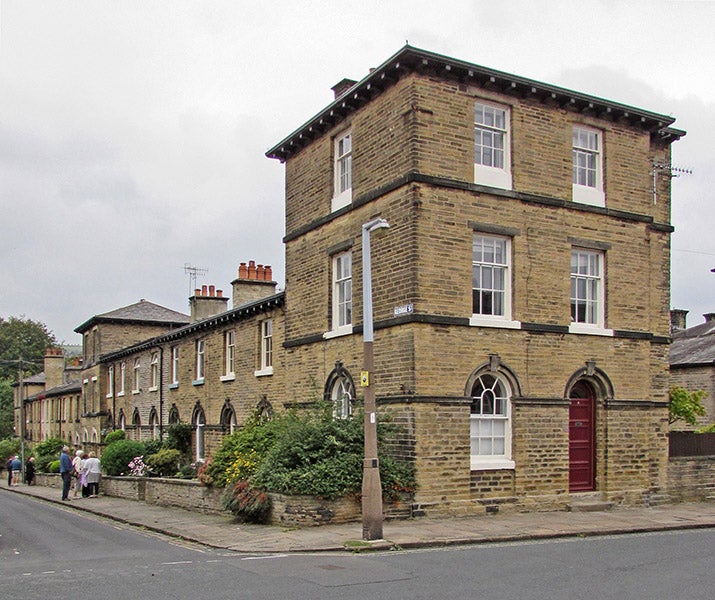 A row of worker’s cottages, modern photograph, Saltaire, West Yorkshire, now a World Heritage Site (Wikimedia commons)