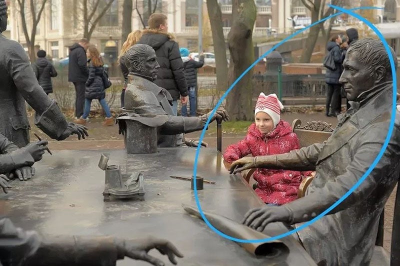 Another view of The Architects in Saint Petersburg, with the statue depicting Thomas Thomson (but supposed to be Thomas de Thomon) circled in blue, Scotland’s Daily Record, Aug. 21, 2018 (dailyrecord.co.uk)