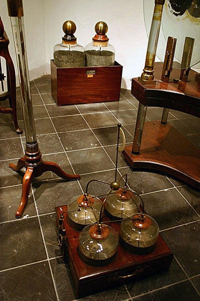 Two sets of Leiden jars, a group of four in the foreground, and two larger ones behind, Boerhaave Museum, Leiden (Wikimedia commons)