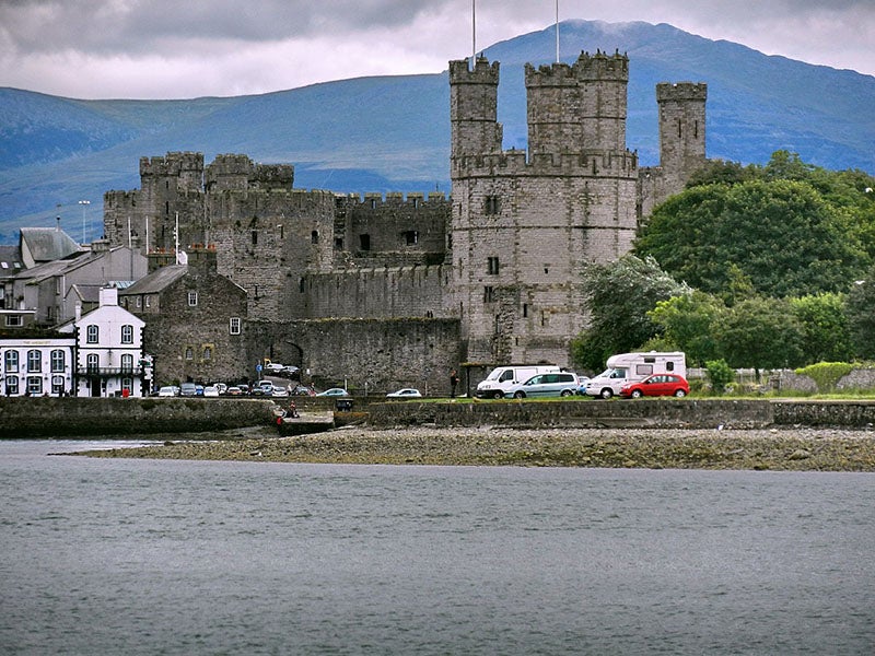 Caernarfon Castle, with the mountain Snowdon in the background, recent photo (Wikimedia commons)