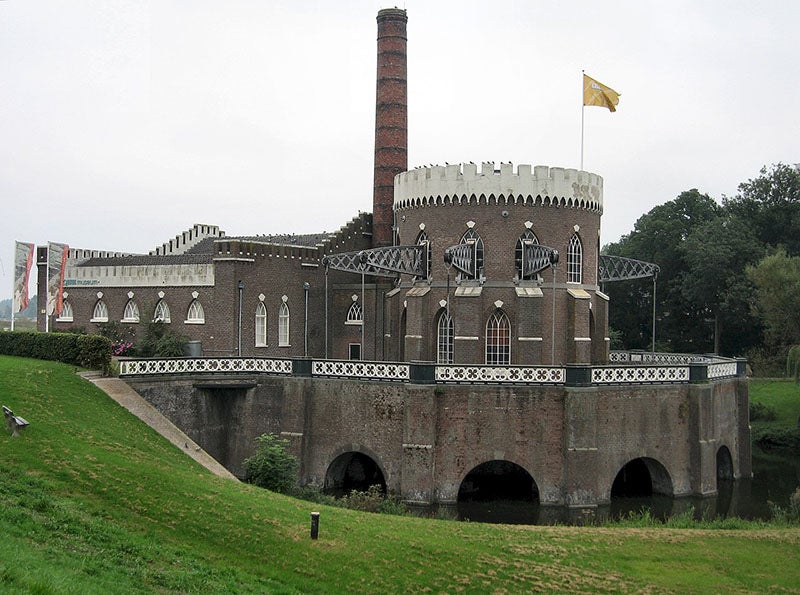 Cruquius Pumping Station, housing a Woolf compound engine, driving eight beams, which can be seen emerging from the pump house, Museum De Cruquius, Haarlemmermeer, Netherlands (Wikimedia commons)
