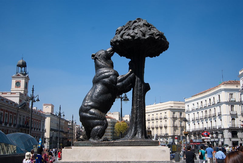 <I>El Oso y el Madrońo</I> – <i>The Bear and the Strawberry Tree</i>, bronze sculpture, by Antonio Navarro Santafé, 1967, Puerto del Sol, Madrid (Alejandro Castro on flickr.com)  