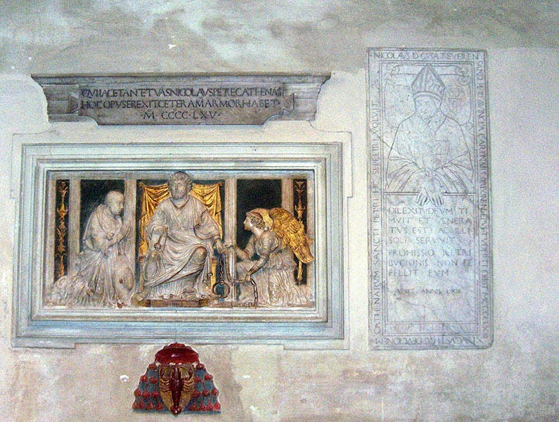 Cusa'lı Nicholas'ın mezarındaki anıt heykel ve duvar plakası, Roma, Vincoli'deki San Pietro Kilisesi; Nicholas heykelin sol figürüdür ve aynı zamanda sağdaki plakanın üst kısmında da tasvir edilmiştir (Wikimedia commons)