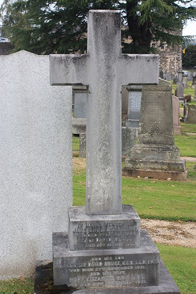 Cross marking the gravesite of David Bruce and his wife Mary, Valley Cemetery, Stirling, Scotland (Wikimedia commons)