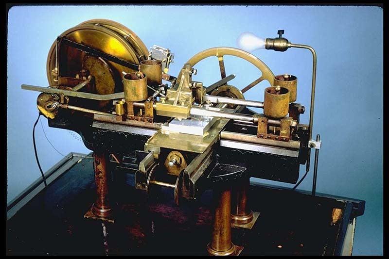 A ruling or dividing engine, for making diffraction gratings, built to the specifications of Henry A. Rowland, before 1882, given by the Dept. of Physics at Johns Hopkins University to the National Museum of American History, Washington, D.C. (americanhistory.si.edu)