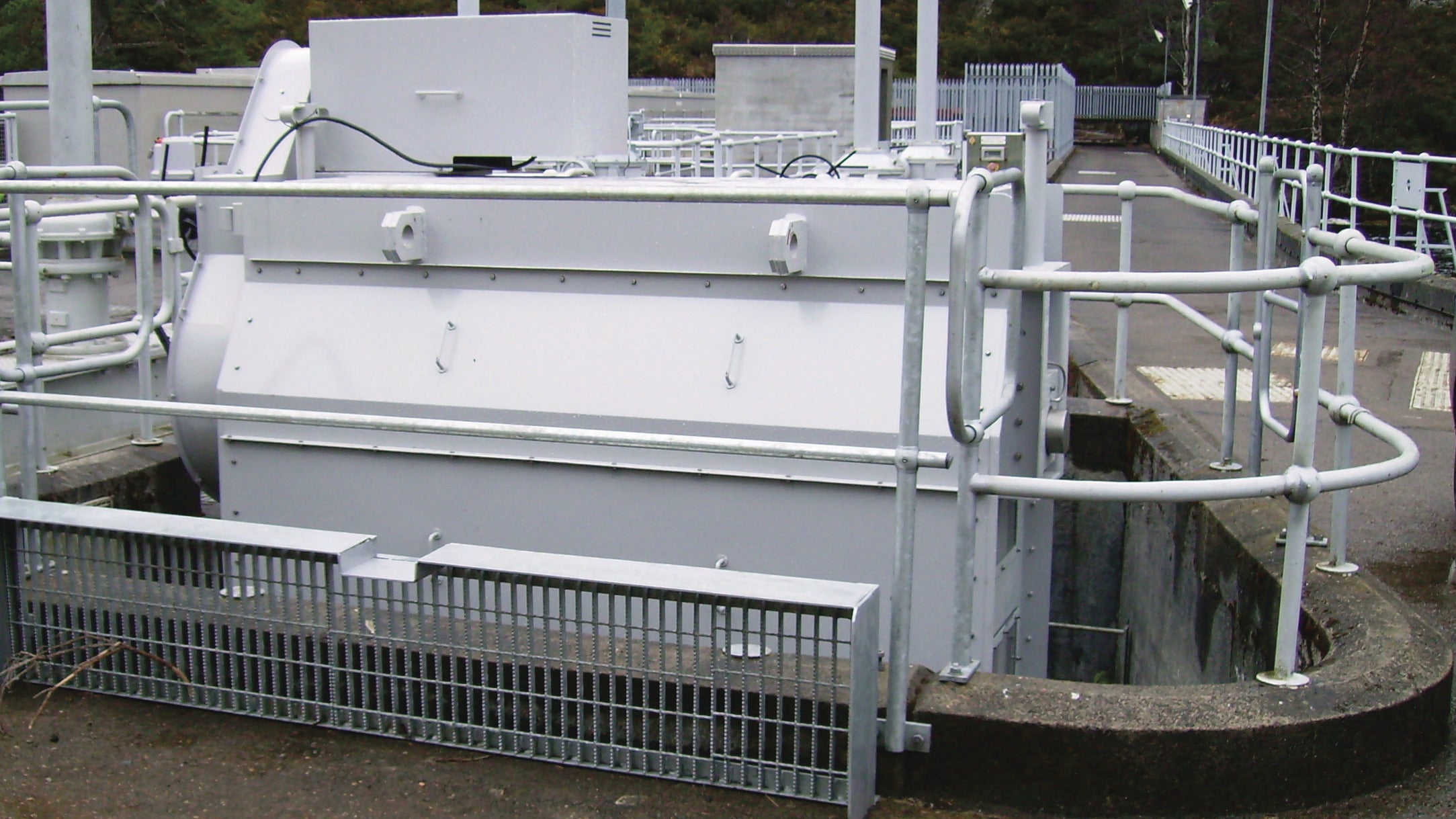 Top part of Hydrolox traveling screen surrounded by walkway