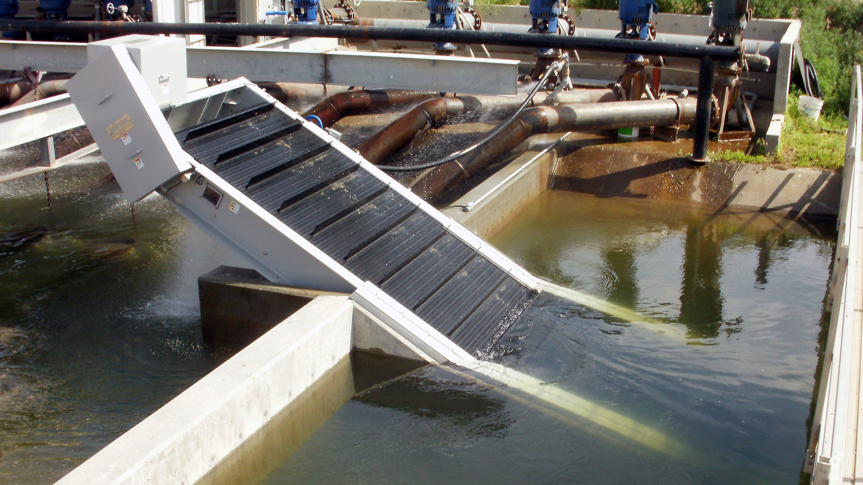 Hydrolox debris removal screen in water