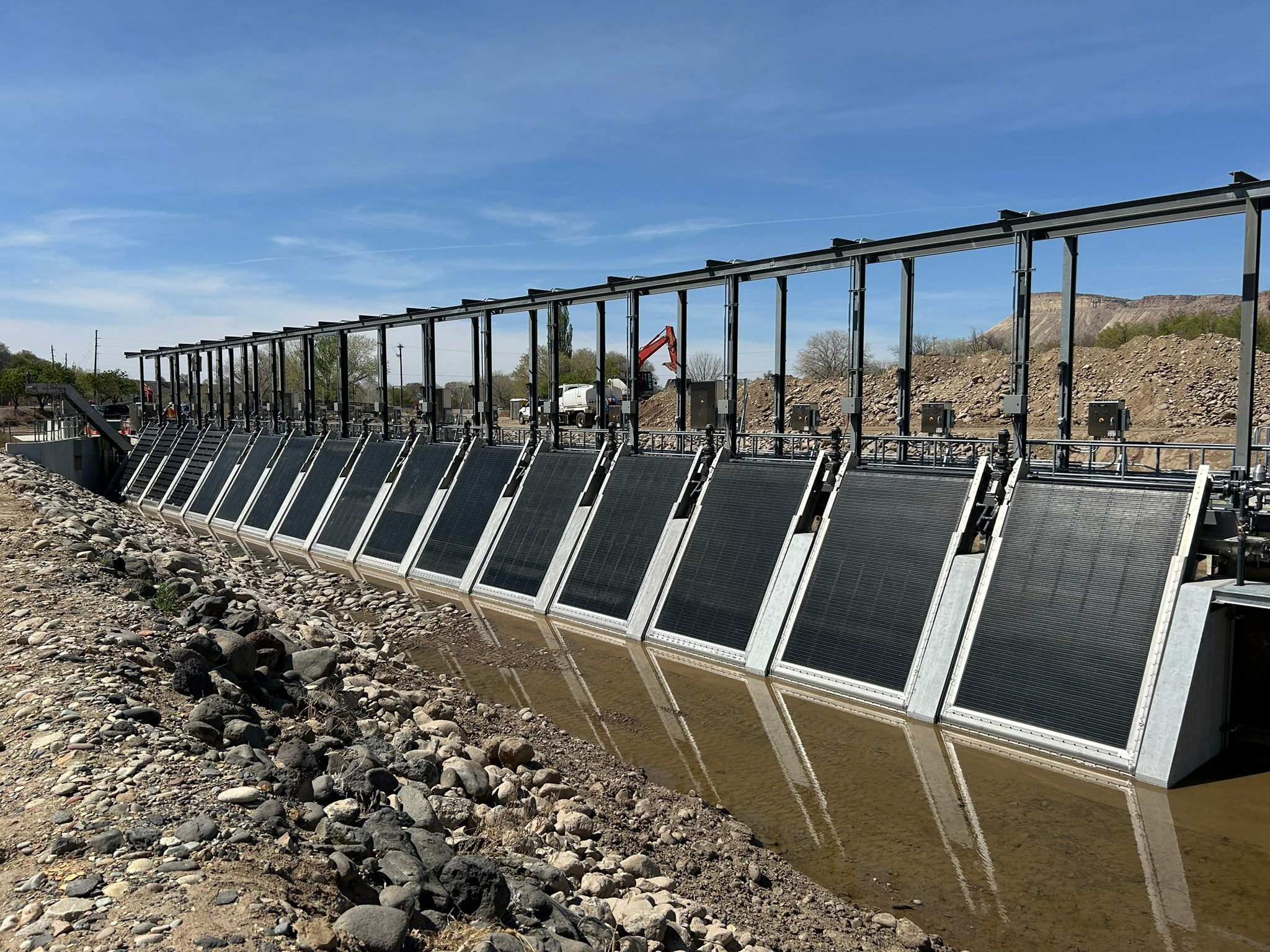 Fish exclusion screen system with bypass gates and debris conveyor at Grand Valley Irrigation Company