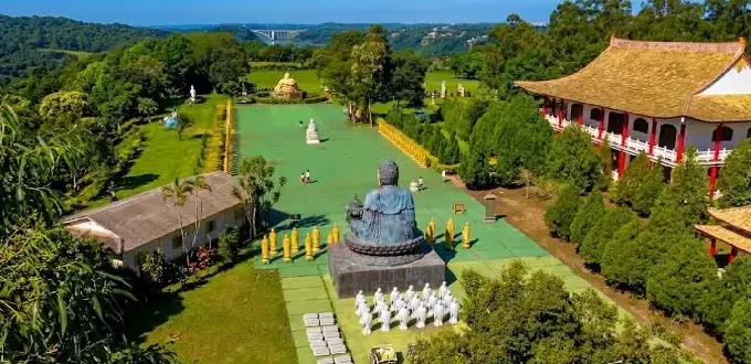 Templo Budista de Foz de Iguazú con estatuas de Buda, jardines y arquitectura oriental rodeada de naturaleza.