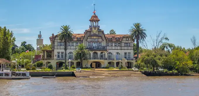 Club de Regatas La Marina junto al río, arquitectura histórica y naturaleza en Tigre, Buenos Aires.
