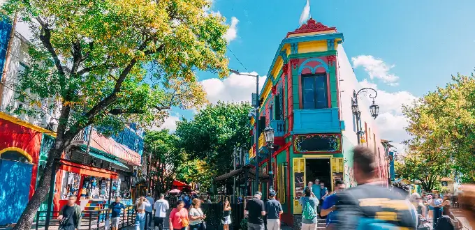 Caminito en La Boca, Buenos Aires, con casas coloridas, turistas y calles adoquinadas.