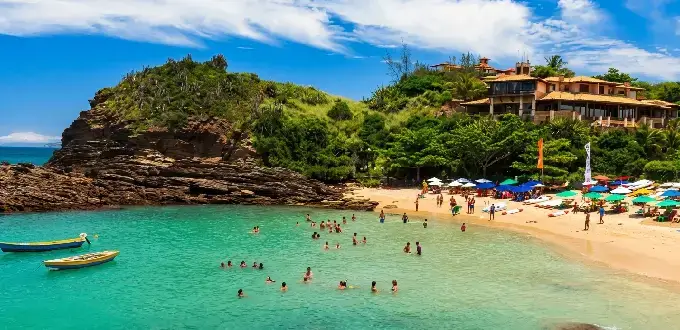 Playa Ferradurinha en Búzios, Brasil, con aguas cristalinas, arena clara y paisajes naturales.
