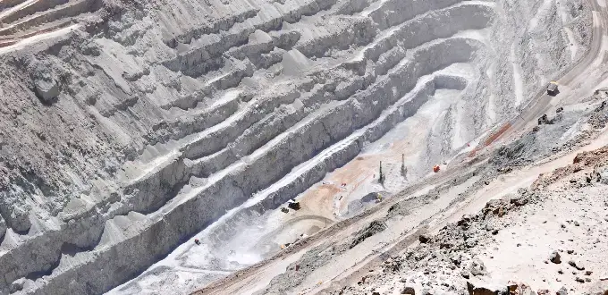Mina a cielo abierto Chuquicamata en Calama, con terrazas escalonadas y maquinaria en el desierto de Atacama