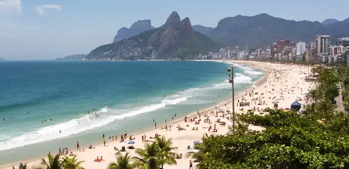 Playa de Ipanema en Río de Janeiro, Brasil, con el mar, la costa y el Morro Dois Irmãos al fondo.