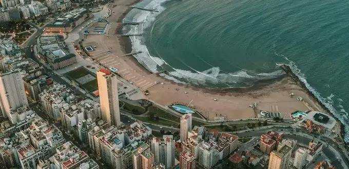 Mar del Plata, Argentina: vista aérea de Playa Bristol, Casino Central y la costa del Atlántico