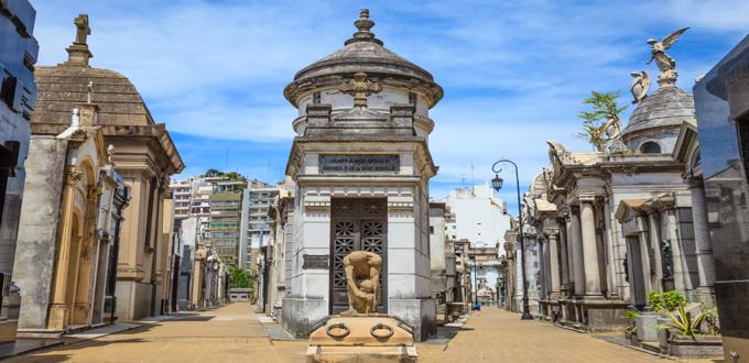 Avenida principal del Cementerio de la Recoleta con mausoleos históricos y esculturas.