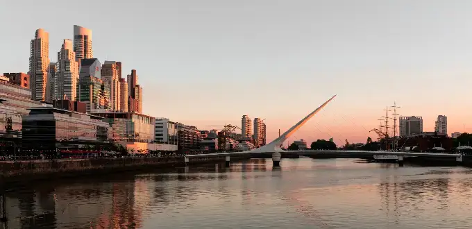 Puerto Madero en Buenos Aires, con Puente de la Mujer, skyline y río al atardecer.
