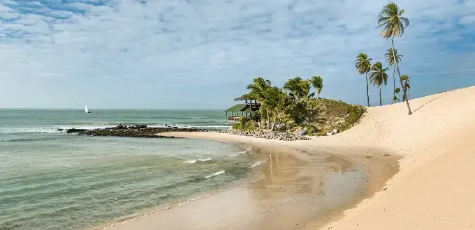Dunas doradas y playa de Genipabu en Natal, Brasil, con paisajes naturales y paseos en buggy.