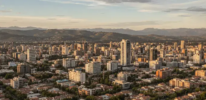 Vista panorámica de Rancagua, Chile, con edificios urbanos, barrios residenciales y la cordillera de fondo