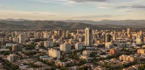 Vista panorámica de Rancagua, Chile, con edificios urbanos, barrios residenciales y la cordillera de fondo