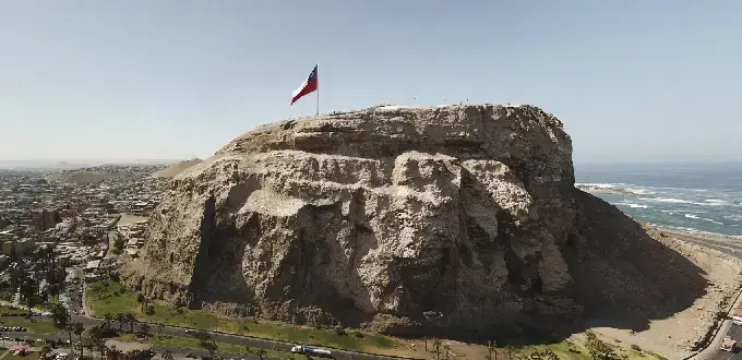 Morro de Arica en Chile, con bandera chilena, costa del Pacífico y vista panorámica de la ciudad