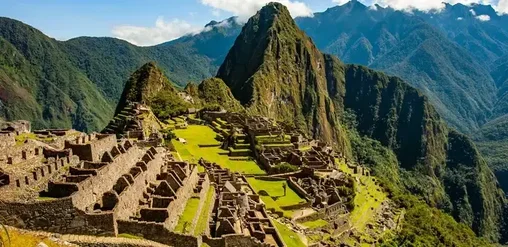 Machu Picchu en Cusco, Perú, con ruinas incas, terrazas verdes y montañas de los Andes.