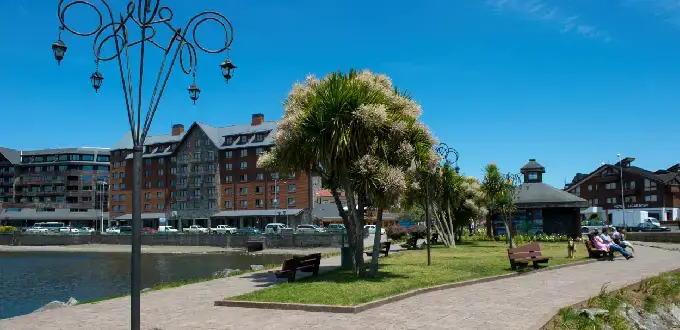 Costanera de Puerto Varas con palmeras, bancos y vista al Lago Llanquihue, Región de Los Lagos, Chile
