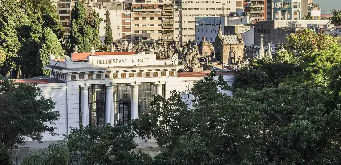 La imagen muestra el Cementerio de la Recoleta en Buenos Aires, con su arquitectura distintiva y tumbas prominentes.
