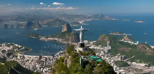 Cristo Redentor y vista panorámica de Río de Janeiro con el Pan de Azúcar y la bahía de Guanabara