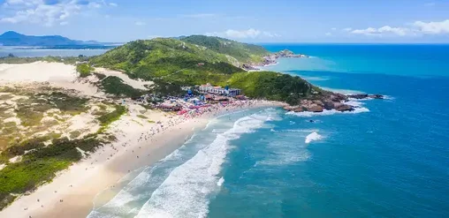Playa de Florianópolis, Brasil, con aguas turquesas, dunas, vegetación y paisajes naturales de la costa.