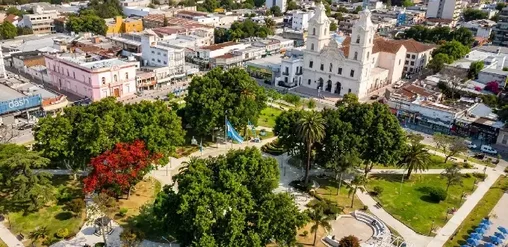 Plaza central y Parroquia Nuestra Señora del Pilar en Pilar, Buenos Aires, vista aérea urbana.