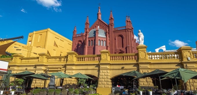 Centro Cultural Recoleta con arquitectura histórica y espacios gastronómicos en Buenos Aires.