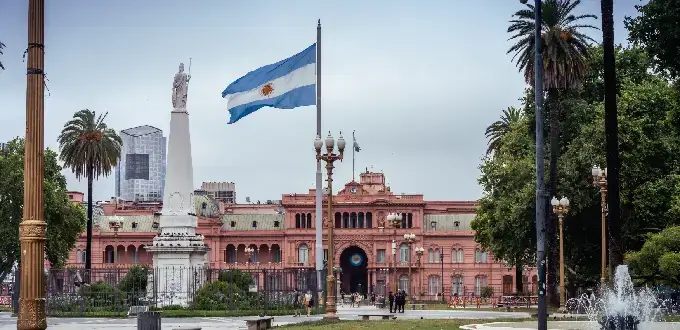 Casa Rosada y Plaza de Mayo con bandera argentina en Buenos Aires.