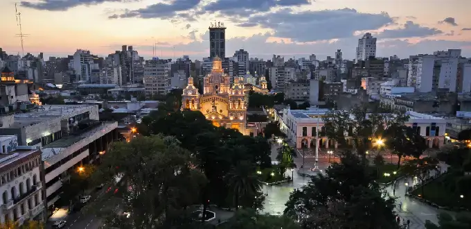 Vista panorámica del centro histórico de Córdoba, Argentina, con la Catedral iluminada al atardecer.