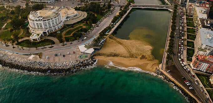 Vista aérea del Casino de Viña del Mar, playa y desembocadura del estero junto a la costa urbana de Viña del Mar, Chile.