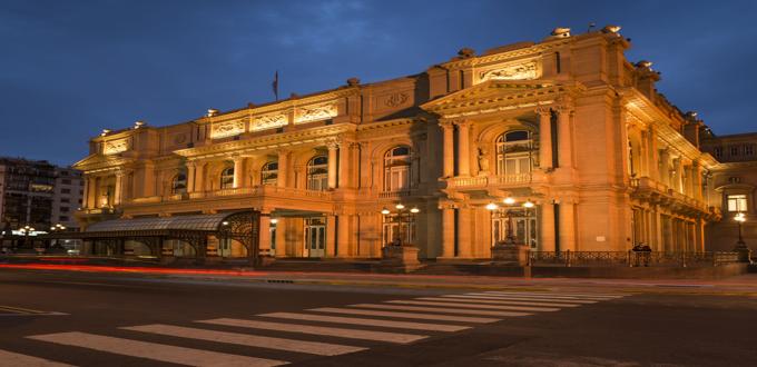 Vista nocturna del iluminado Teatro Colón, uno de los teatros líricos más importantes del mundo.