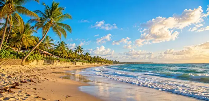 Playa de Porto Seguro, Brasil, con arena dorada, palmeras tropicales y aguas cristalinas del océano Atlántico.
