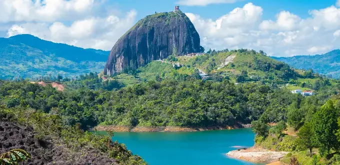 Guatapé y Piedra del Peñol, Colombia, con embalse, naturaleza exuberante y uno de los paisajes más icónicos de Antioquia.