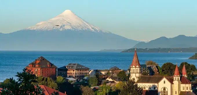 Vista de Puerto Varas con el Lago Llanquihue y el volcán Osorno nevado de fondo, Región de Los Lagos, Chile