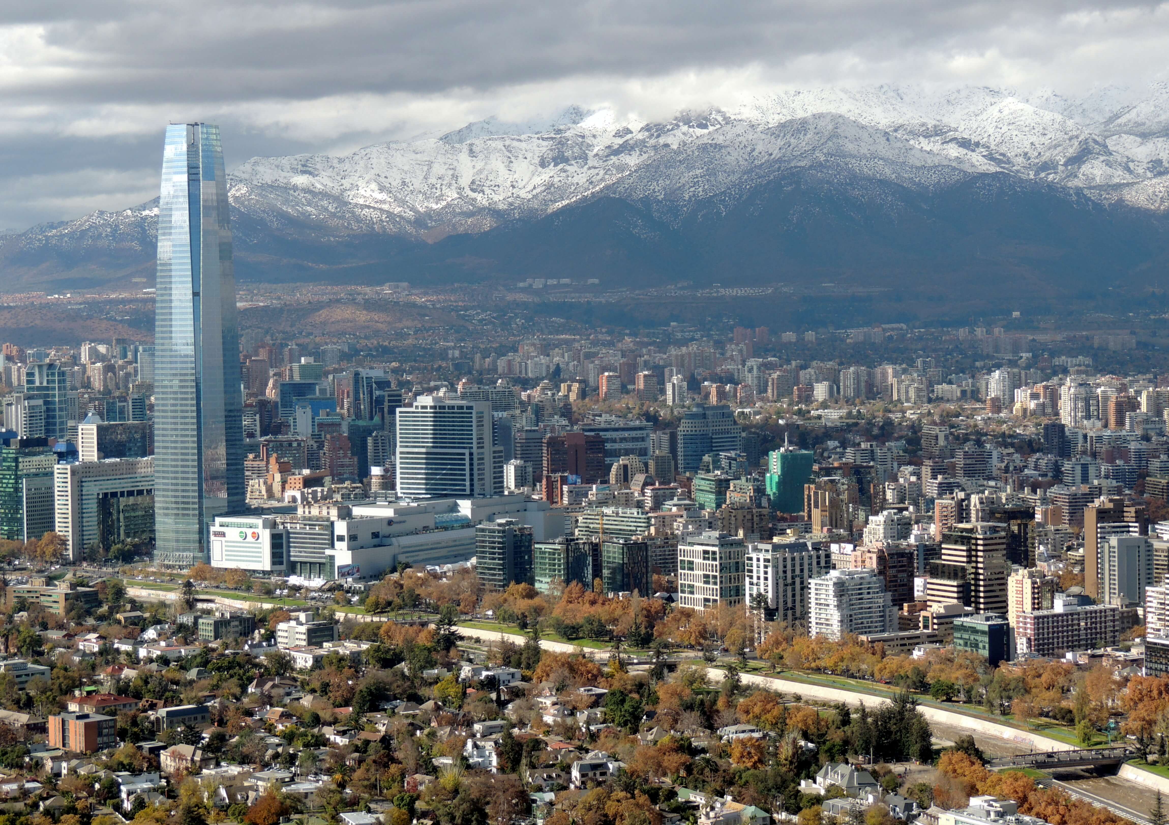 Panorámica de Santiago de Chile con la cordillera nevada al fondo.