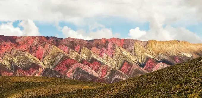 Montañas multicolores de la Quebrada de Humahuaca, Jujuy, Argentina.