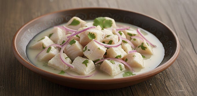 Plato de ceviche con pescado fresco, cebolla morada y cilantro, ícono de la gastronomía peruana en Lima, Perú.