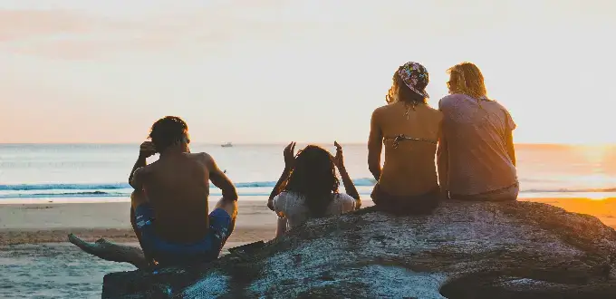 Amigos disfrutando la playa de Pipa, Brasil, con mar cristalino, arena dorada y paisajes tropicales de Rio Grande do Norte.