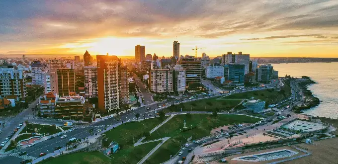 Mar del Plata, Argentina: atardecer sobre Playa Bristol, el Paseo Costero y el centro frente al océano Atlántico