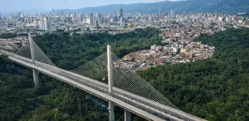 Puente atirantado sobre zona verde con vista panorámica de Bucaramanga, Colombia.