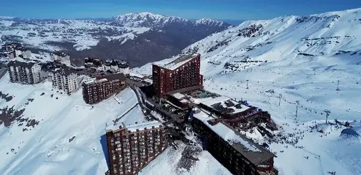 Centro de ski Valle Nevado en la cordillera de los Andes, cerca de Santiago, con hoteles, pistas de esquí y montañas nevadas.